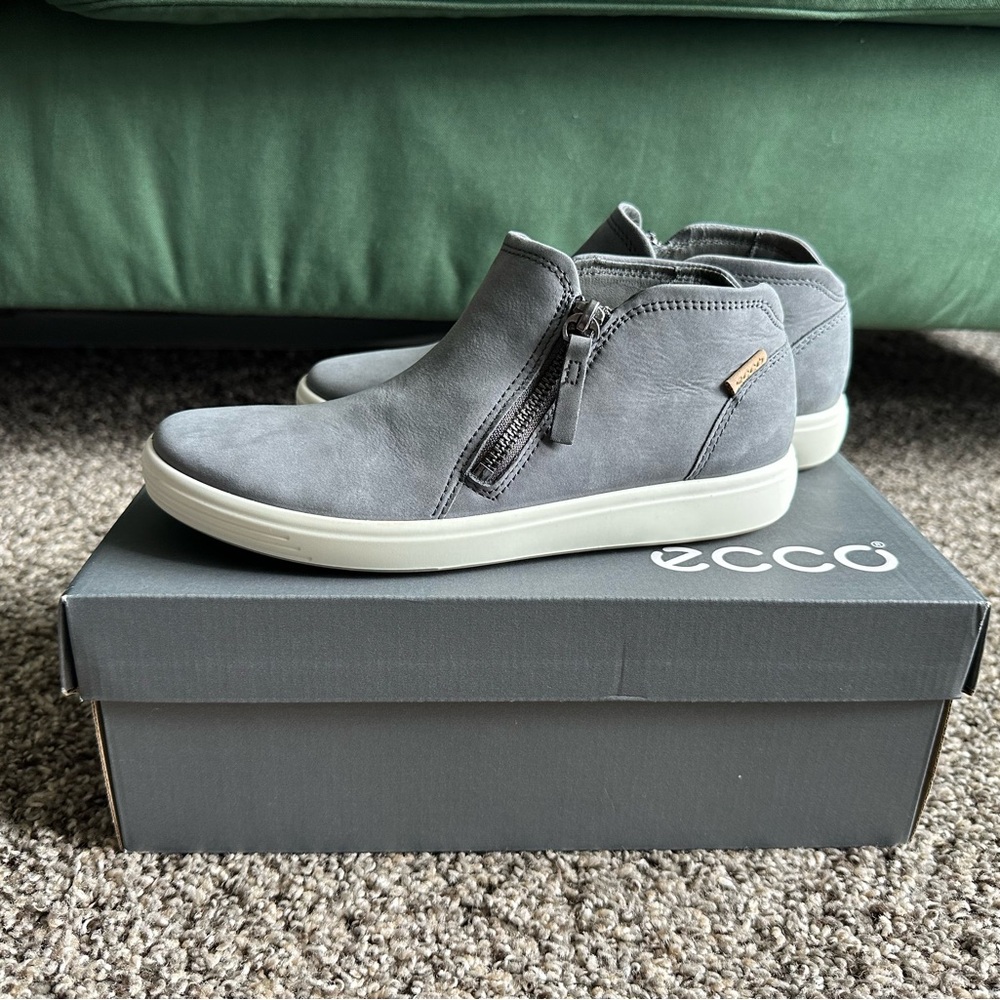 ECCO Soft 7. Women's Nubuck Zip Bootie. Size 6.5 - Picture 2 of 12